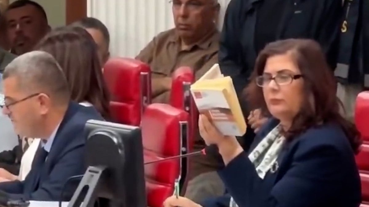 AKP'ye geçen Çerçioğlu elinden bu kitabı düşürmedi