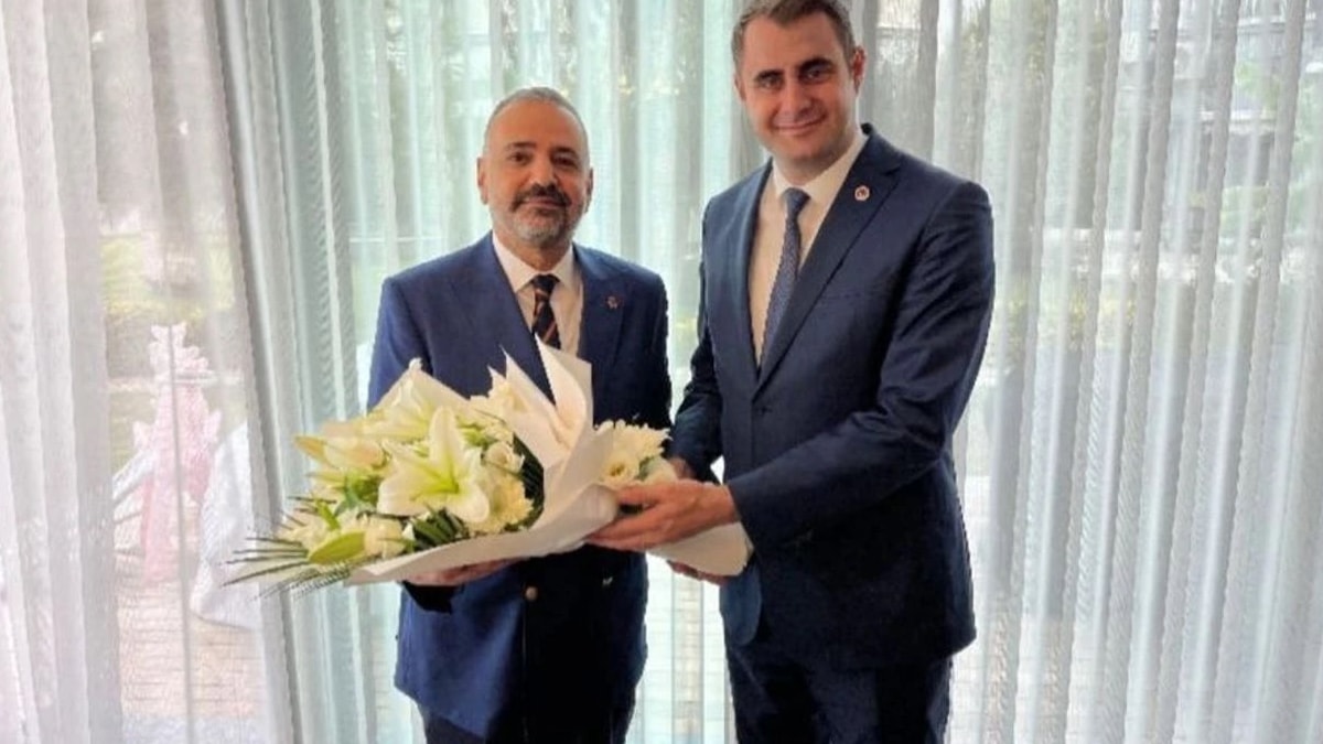 CHP'li başkan görevi ev hapsinde devretti