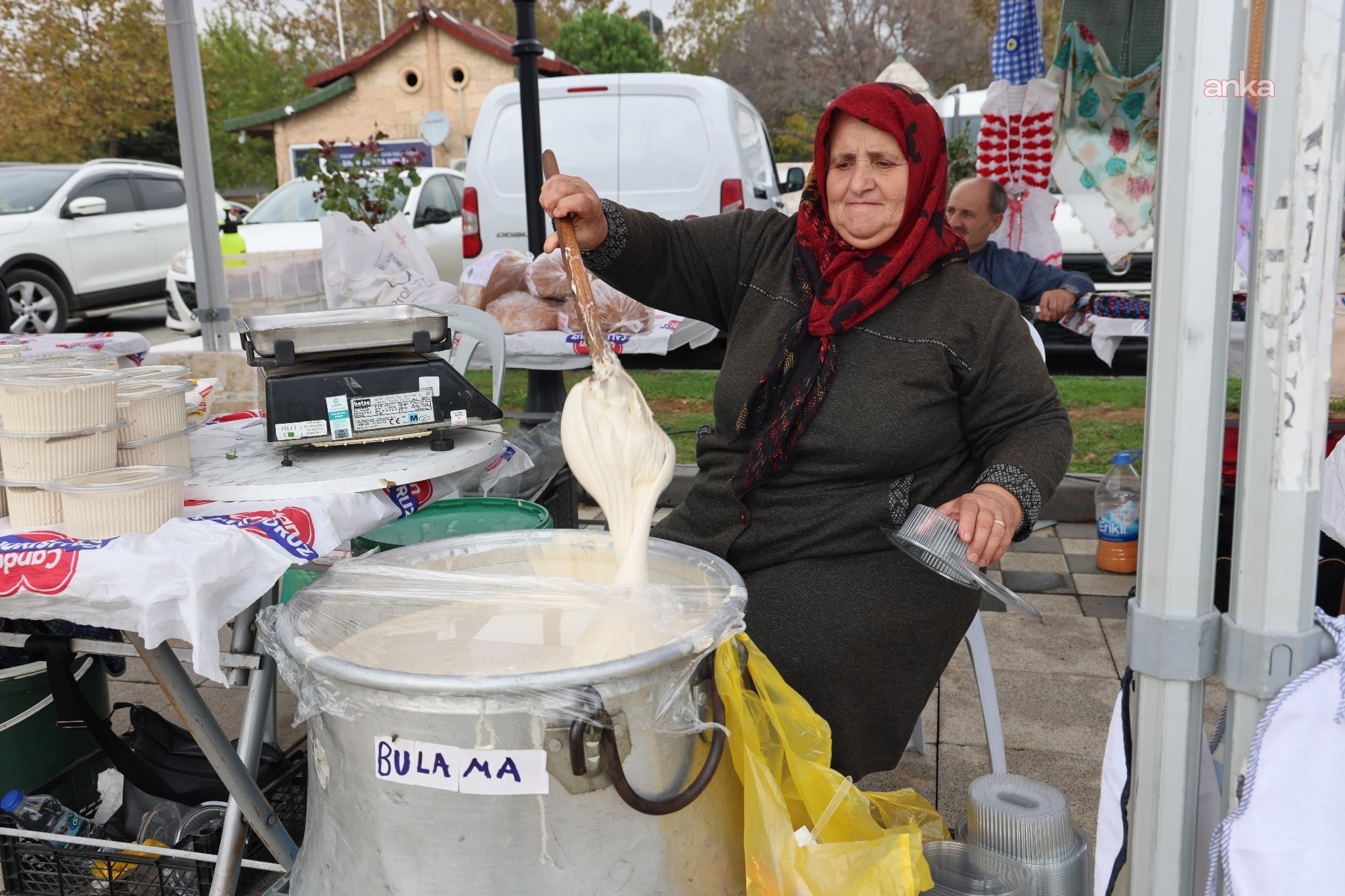 Kadın çiftçiler stantlarda ürün sergiliyor
