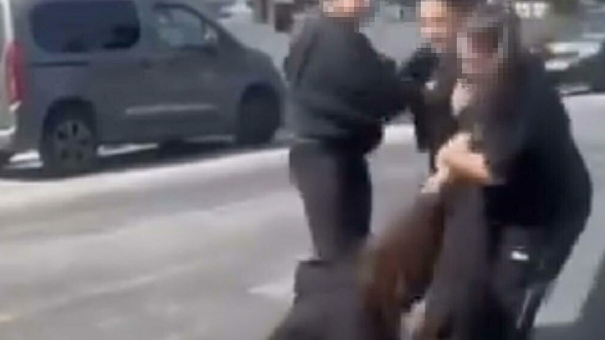 Sınıf arkadaşlarını darp ettikleri yetmemiş bir de bıçakla tehdit etmişler!