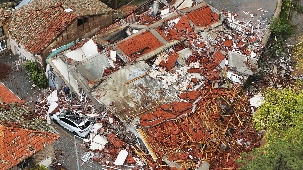 Balıkesir Sındırgı merkezli depremde yıkılan binaların enkazı kaldırılıyor