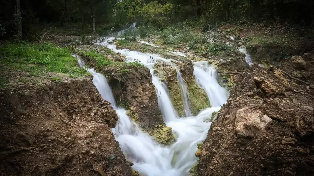 20 yıl önce kuruyan dereden depremden sonra su akıyor
