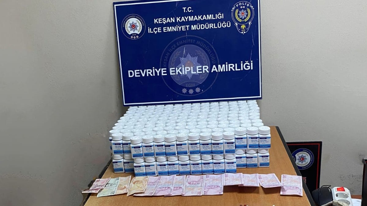 Park halindeki araçta binlerce sentetik hap ele geçirildi