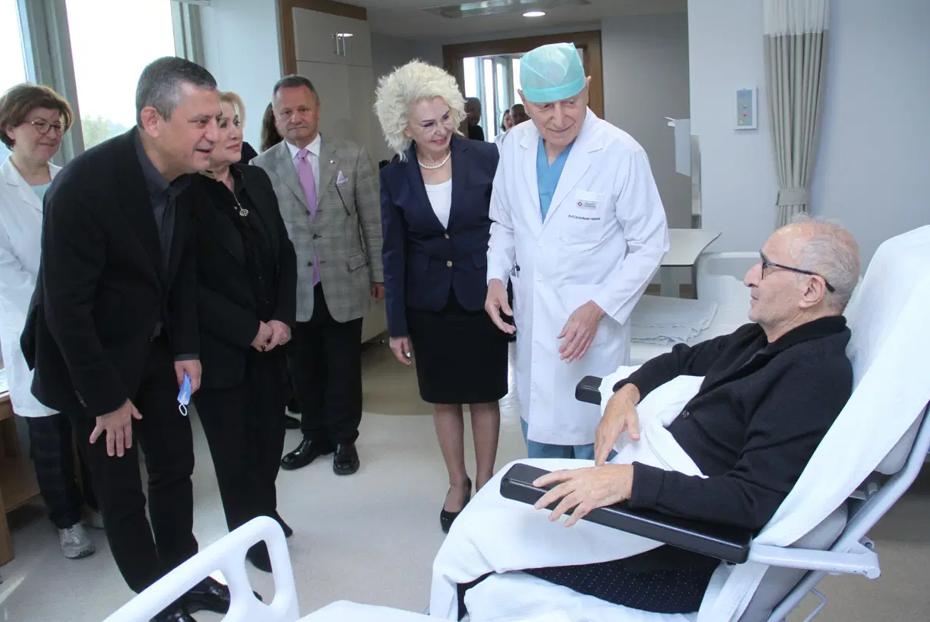Özgür Özel, Hikmet Çetin’i ziyaret etti