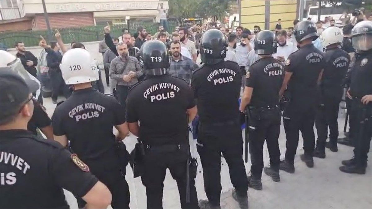 Furkan Vakfı gerginliği: Afiş almak isteyen gruba polis müdahalesi