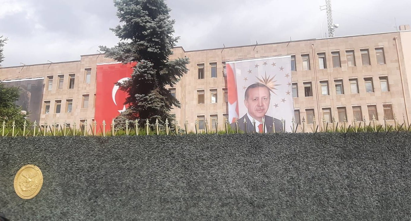 Cumhuriyet tarihinde ilk kez TSK binalarına Erdoğan posteri asıldı