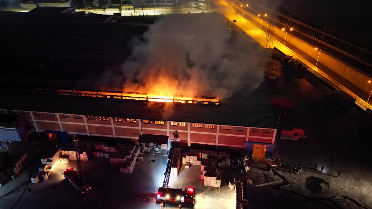 Manisa'da granit fabrikasında yangın çıktı