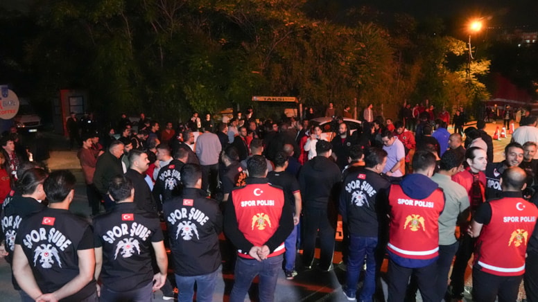 Süper Lig ekibi karıştı! Taraftarlar tesise akın etti