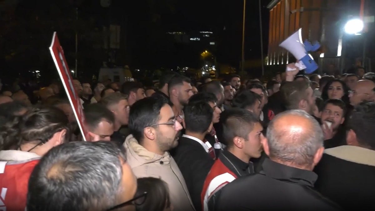 CHP'li gençlerin bakanlığa yürüyüşüne polis engeli