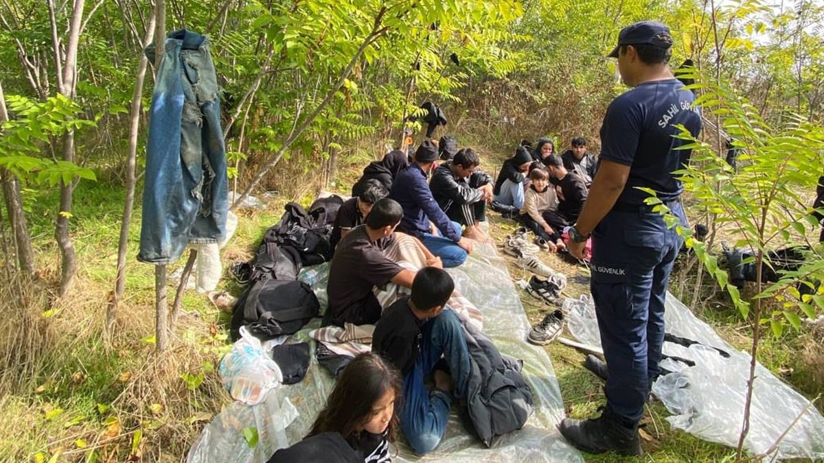 İzmir'de 66 düzensiz göçmen yakalandı,