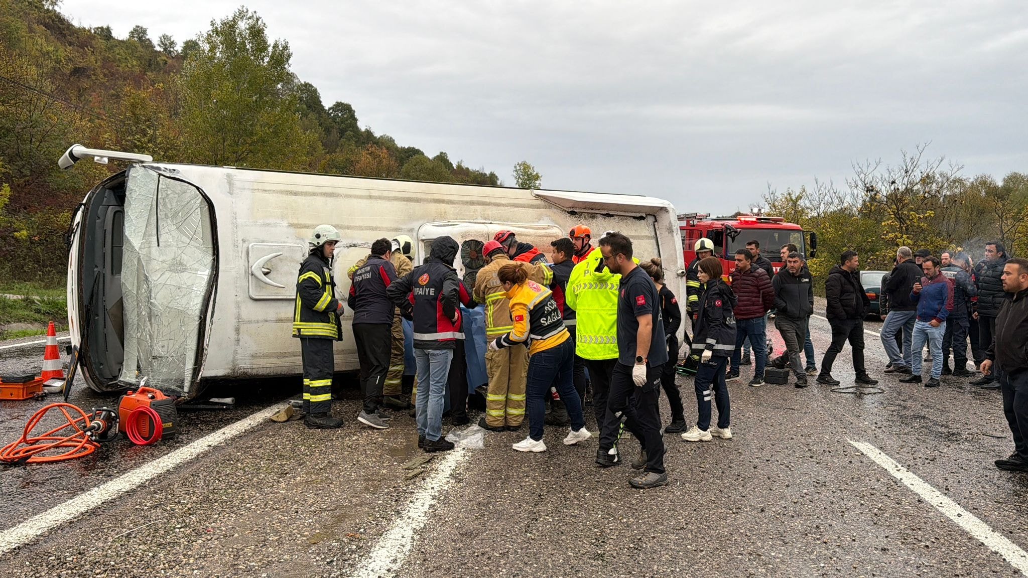 Tekstil işçilerini taşıyan servis midibüsü devrildi: 1 ölü, 19 yaralı