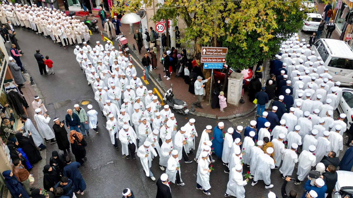 İsmailağa cemaatinden İstanbul'un göbeğinde gövde gösterisi
