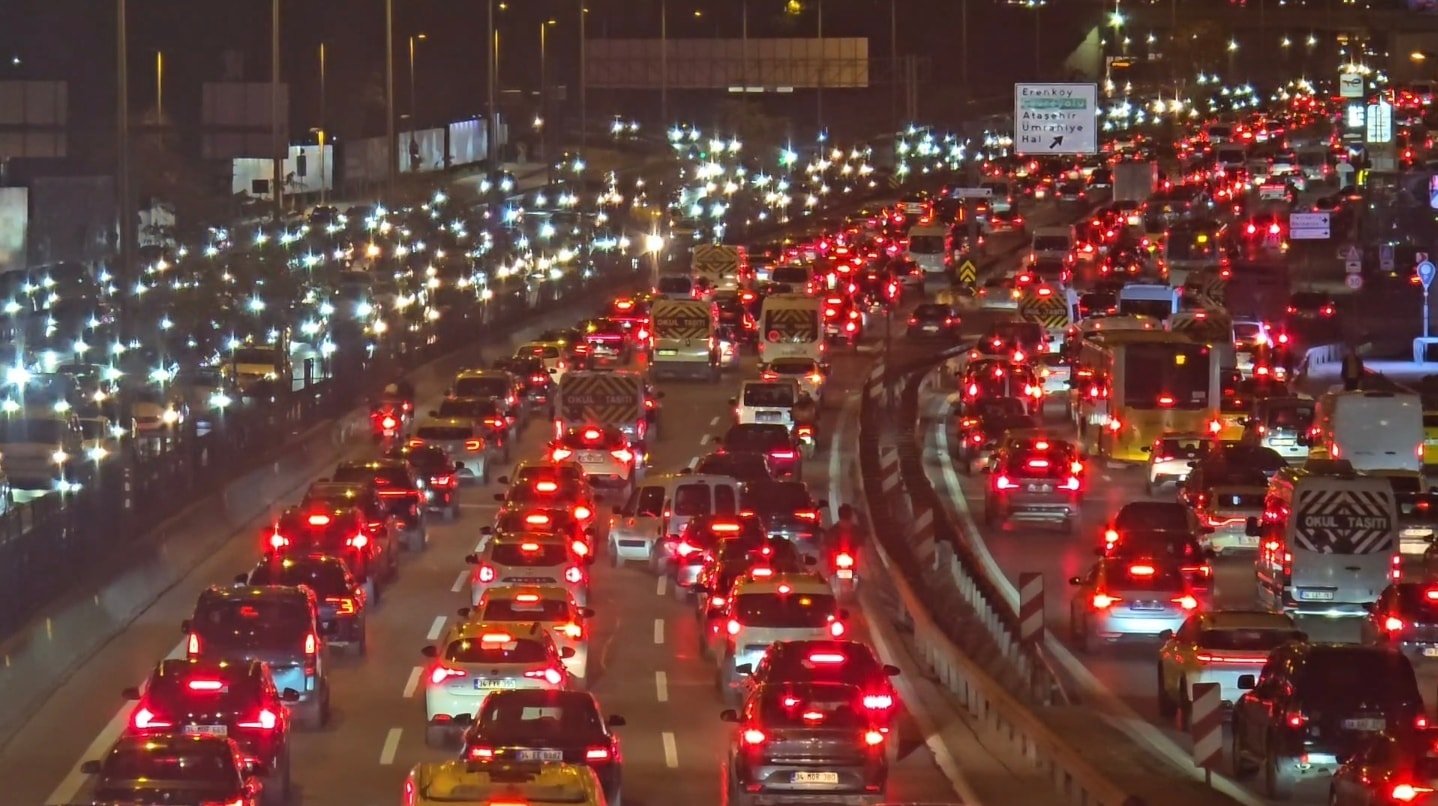 Megakentte trafik kilit: Yoğunluk yüzde 78'i buldu