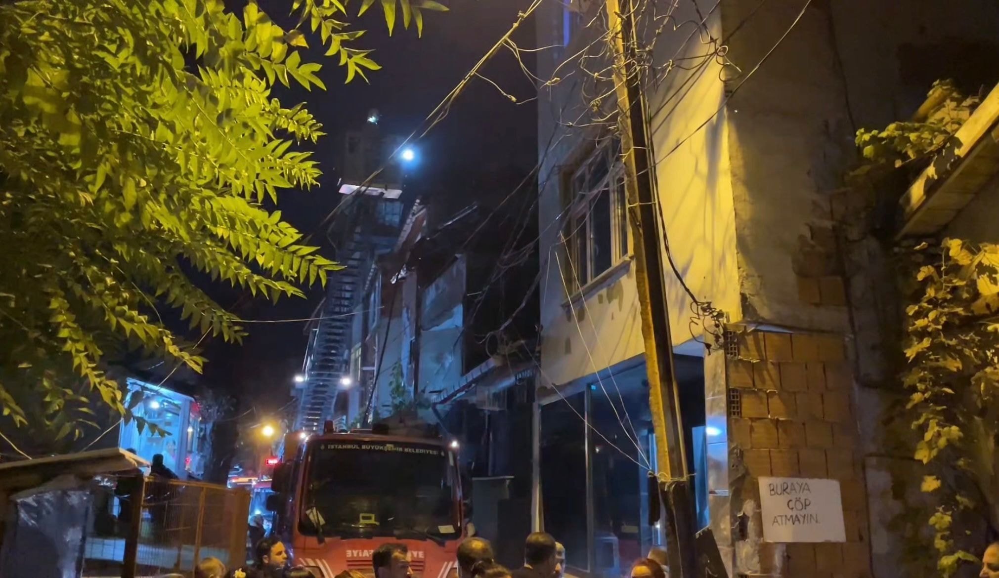 Şişli'de panik: 3 katlı binada yangın çıktı