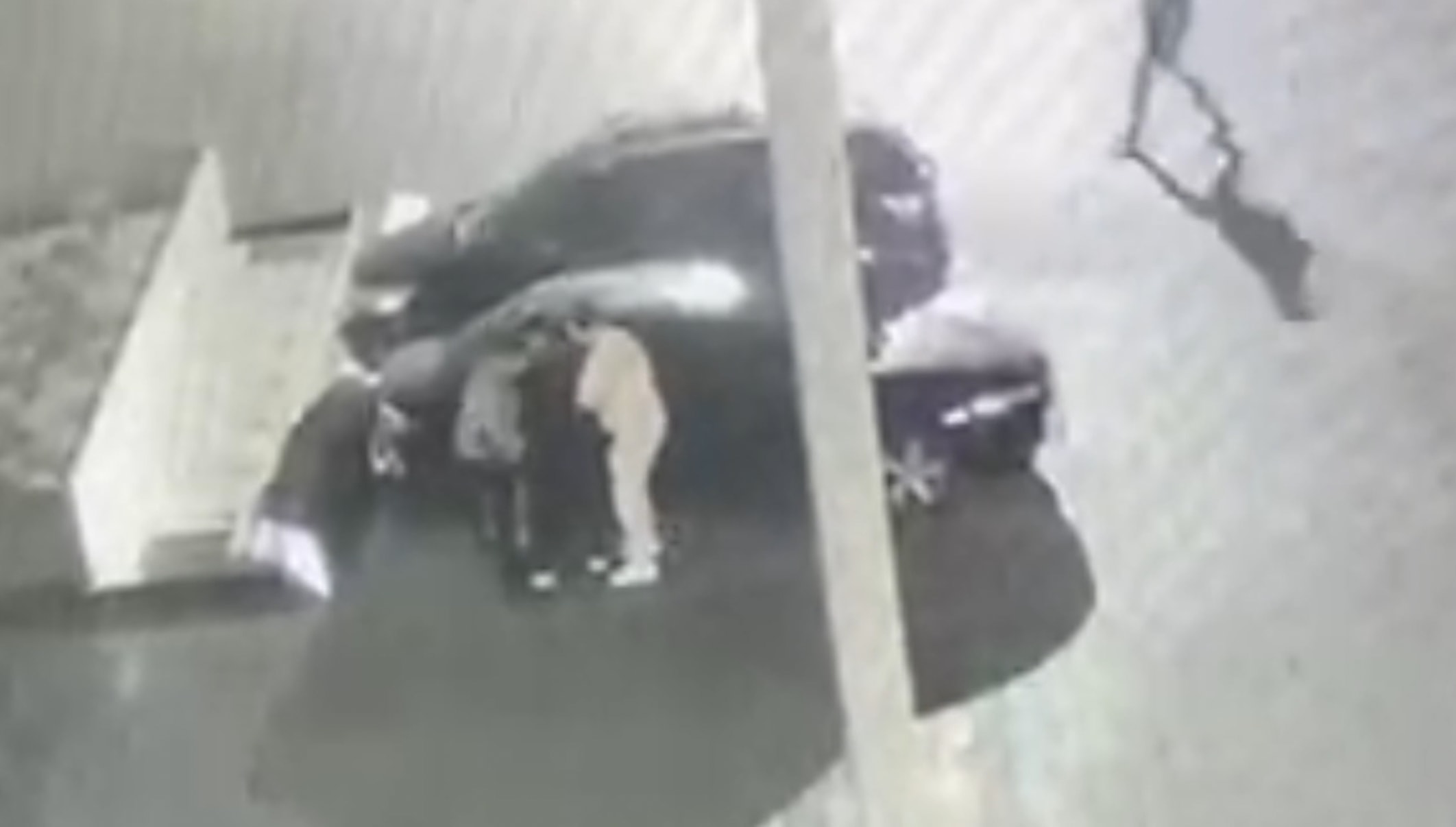 Bankta uyuklayan adamın telefonunu çaldı yakalanınca yere atıp kırdı