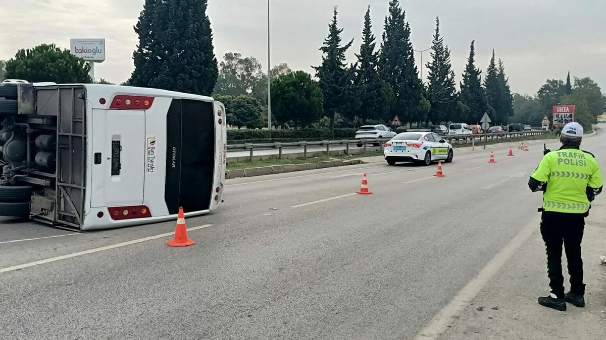 İzmir'de midibüs devrildi: 5 yaralı