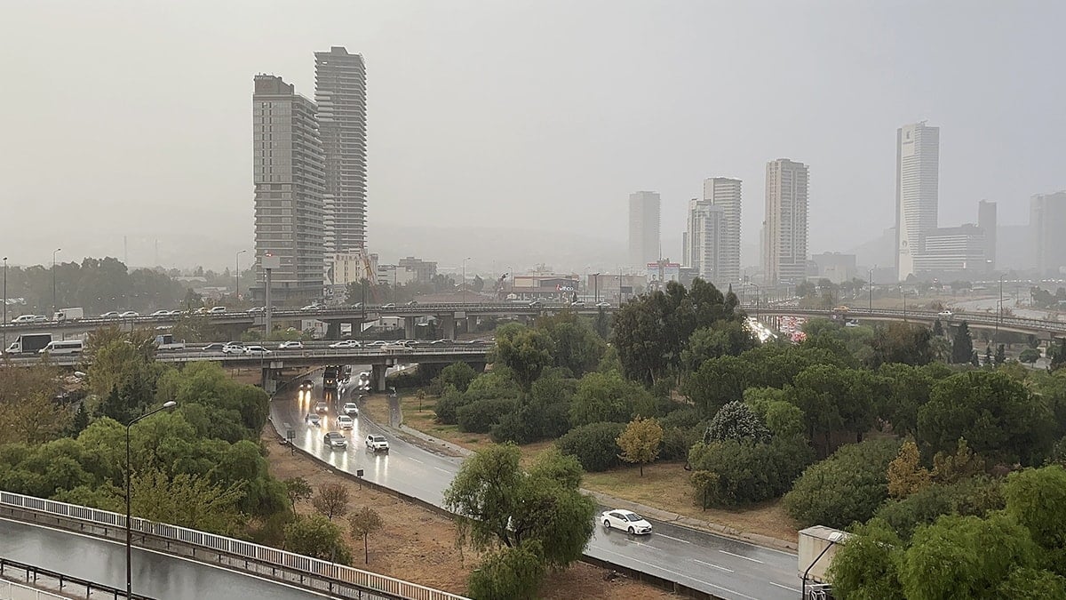 İzmir'de yağış etkili oldu