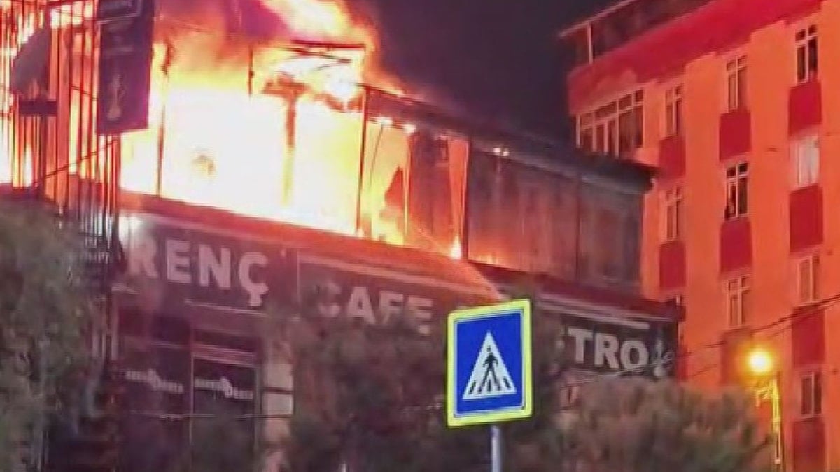 İstanbul'da bir kafe alev alev yandı