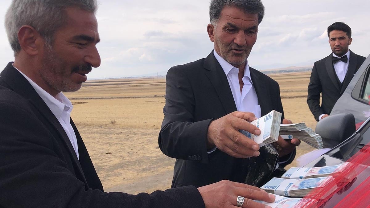 Muhtar, düğün konvoyunun yolunu kesip, cami ve Kur'an kursu için bağış aldı