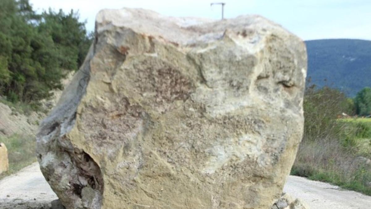 Depremin ardından Kütahya'da yamaçtan kopan kaya yolu kapattı