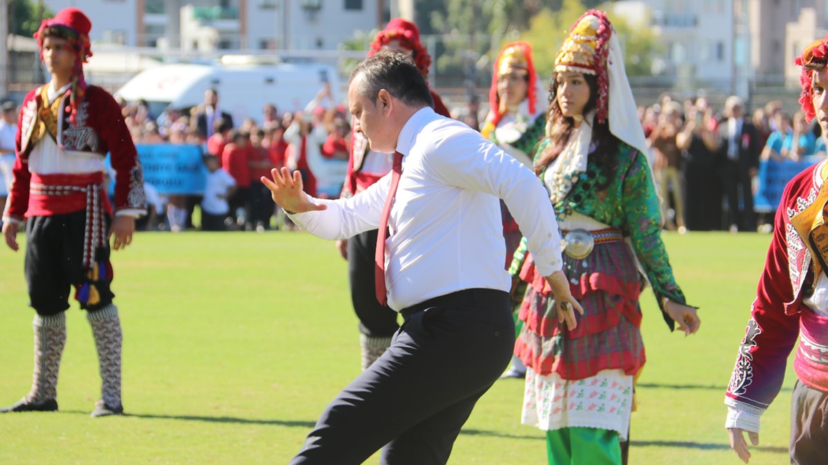 Fethiye bayram kutlamalarında Kaymakam zeybeği