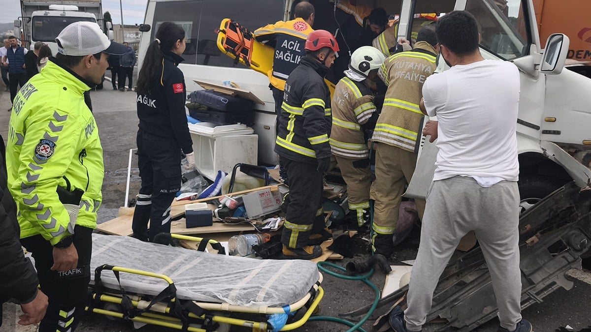 Kütahya'da Karayolları aracına çarpan karavanın sürücüsü öldü, eşi yaralandı