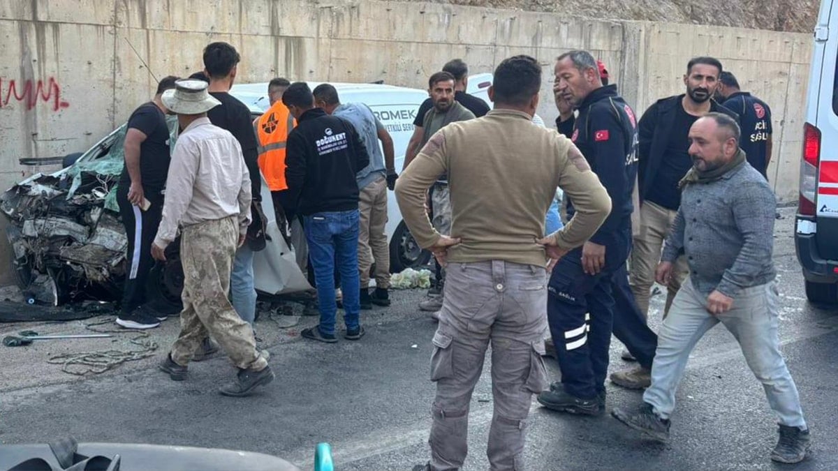 Şırnak'ta minibüs ile ticari araç çarpıştı: 11 kişi yaralandı