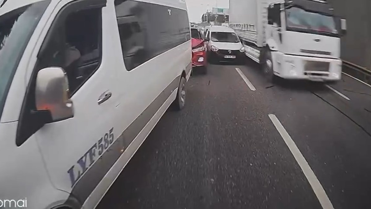 Esenyurt'ta 4 araçlı zincirleme kaza!