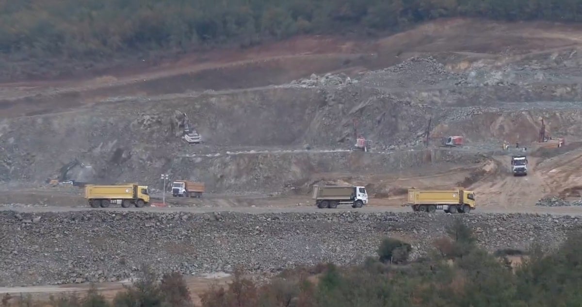Kazdağları maden sahasında iş makineleri ve kesilmiş ağaçlar
