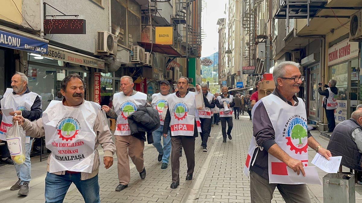 Hopa’da emeklilerden “Geçinemiyoruz” eylemi