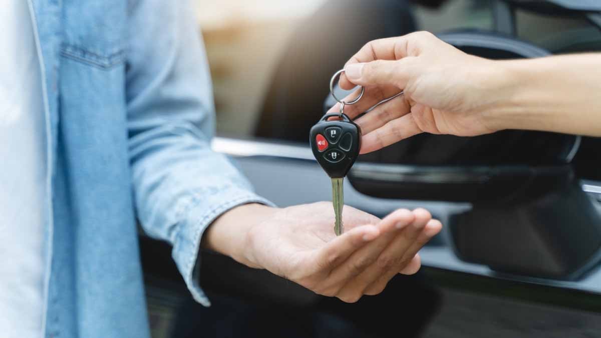 Pazarlıkta tüm kozu satıcıya vermemek için araba alırken söylememeniz gereken 4 cümle