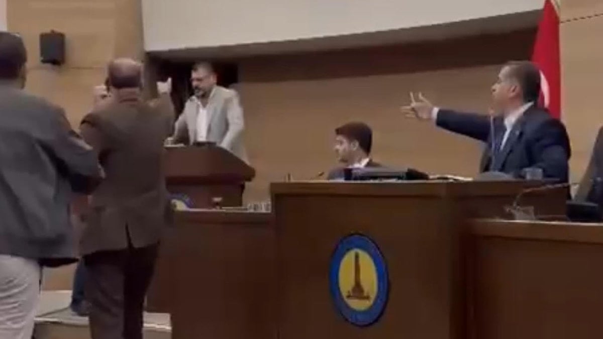 Yolsuzluk eleştirisi yaptı, AKP’liler kürsüye yürüdü