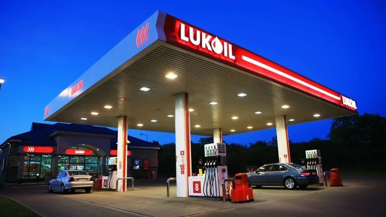 Lukoil akaryakıt istasyonu