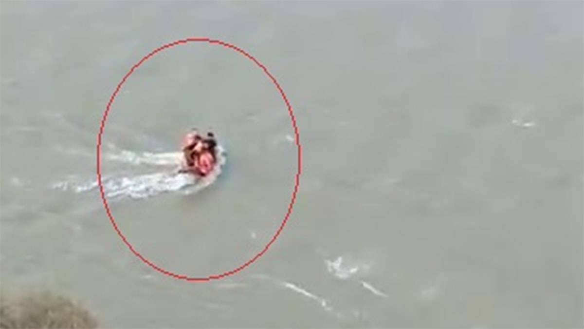 Adacıkta mahsur kalan 4 kişiyi ekipler kurtardı