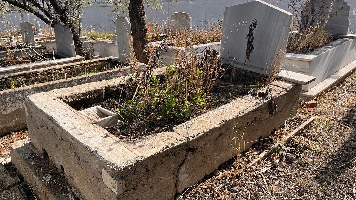Ev bahçesinde kabir mermerleri bulundu... Mezarlıktan çaldığı mermerlerle ev yaptığı anlaşıldı