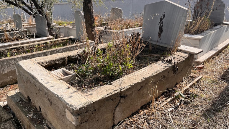 Ev bahçesinde kabir mermerleri bulundu... Mezarlıktan çaldığı mermerlerle ev yaptığı anlaşıldı