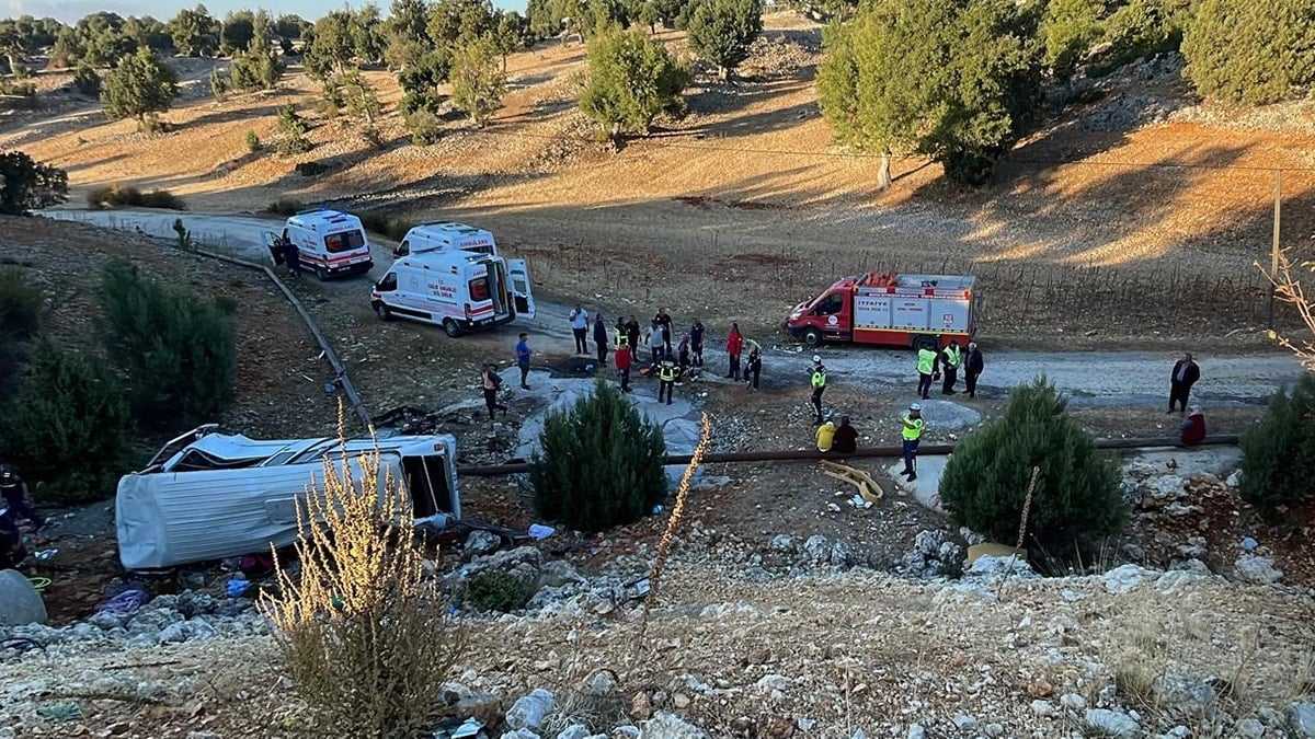 Mersin'de korkunç kaza! İşçi servisi devrildi: Çok sayıda ölü ve yaralı var