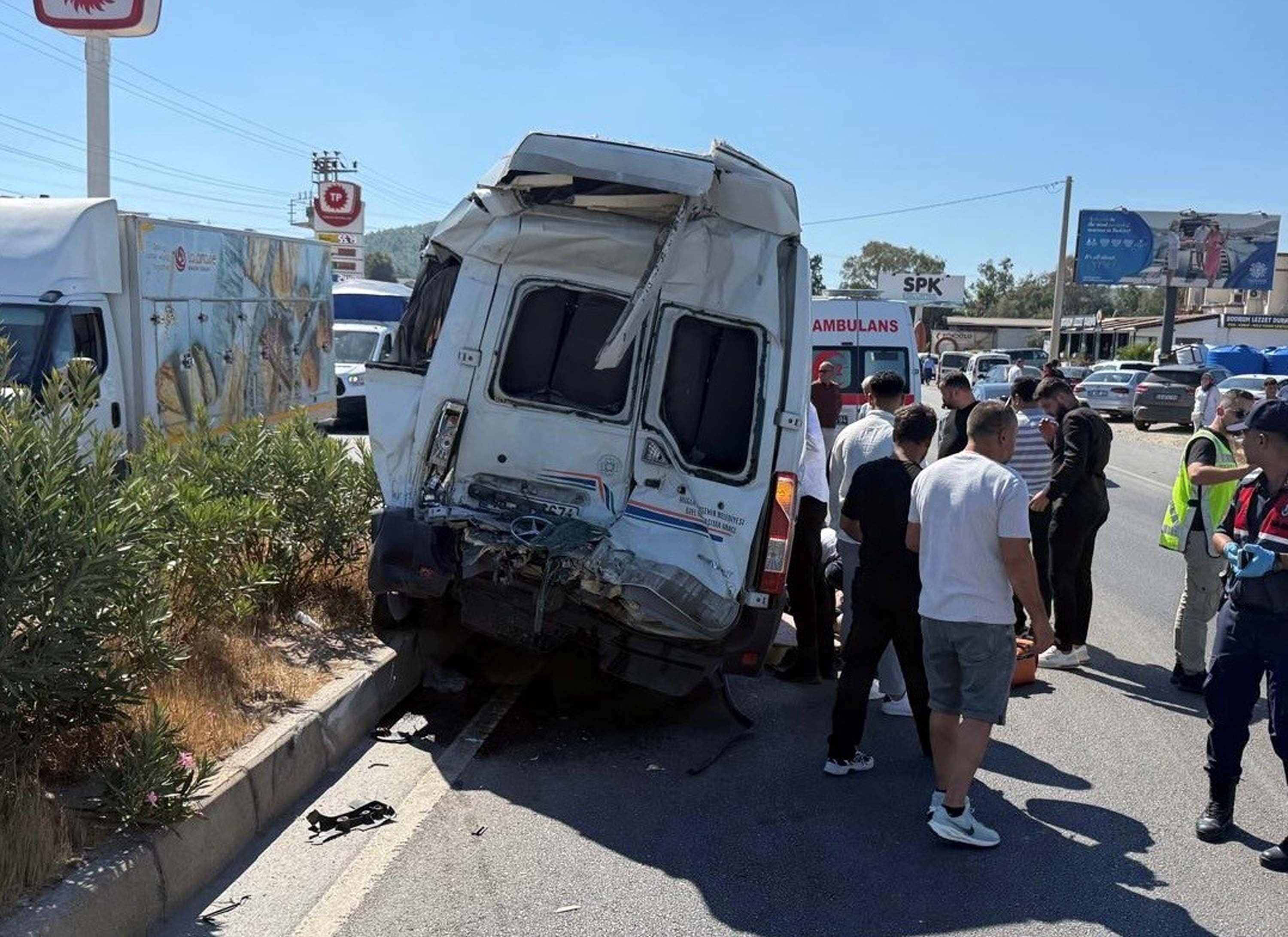 Muğla'da minibüs ile çekici çarpıştı; 1 ölü, 1'i ağır 10 yaralı