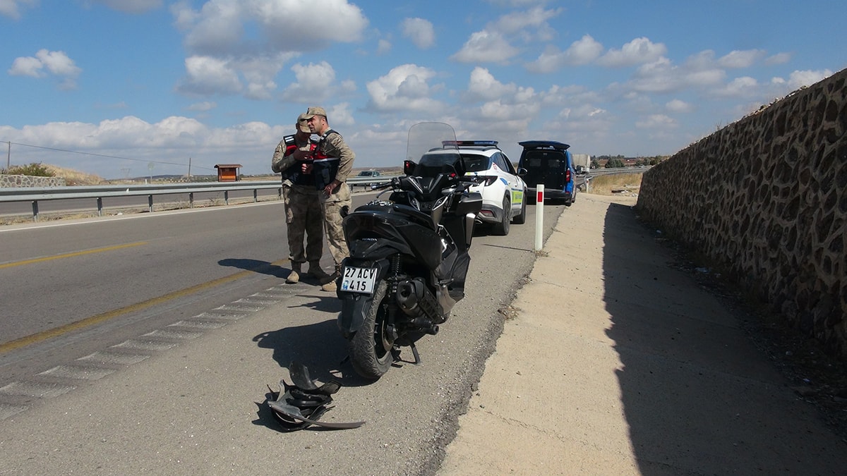 Kilis’te devrilen motosikletteki 2 kişi yaralandı
