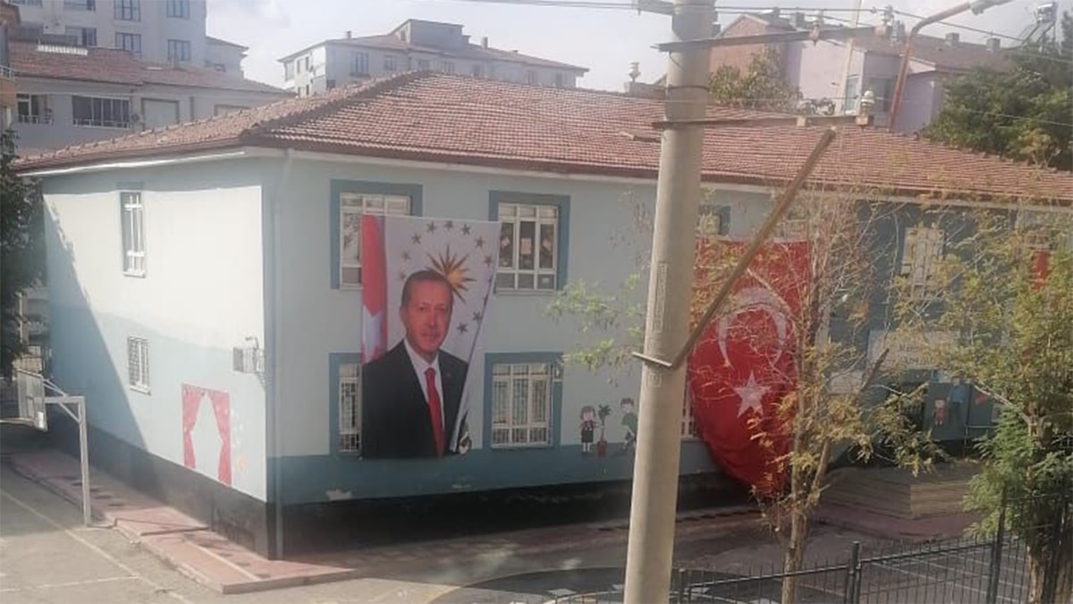 Okullara Erdoğan fotoğrafının asılmasına tepki