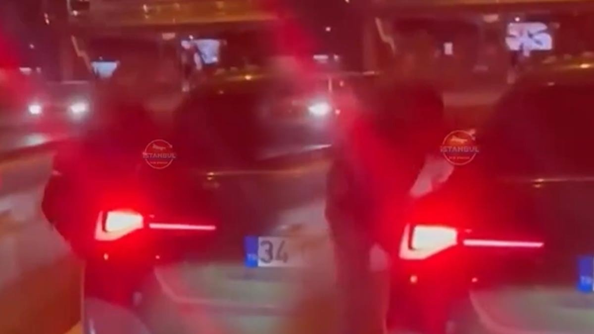 Trafik magandaları bitmiyor! İstanbul'un ortasında kadın sürücüyü yumruklamaya çalıştı