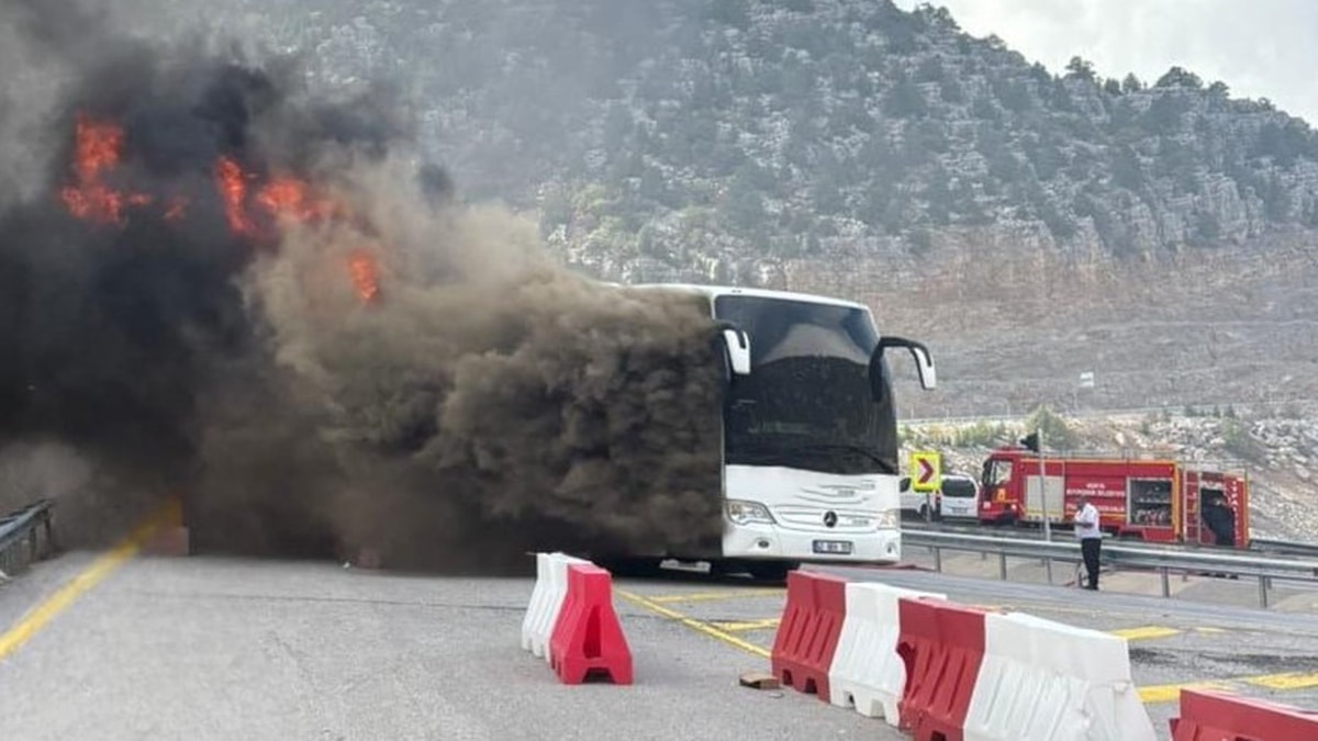 İçi yolcu doluydu! Otobüs alevlere teslim oldu