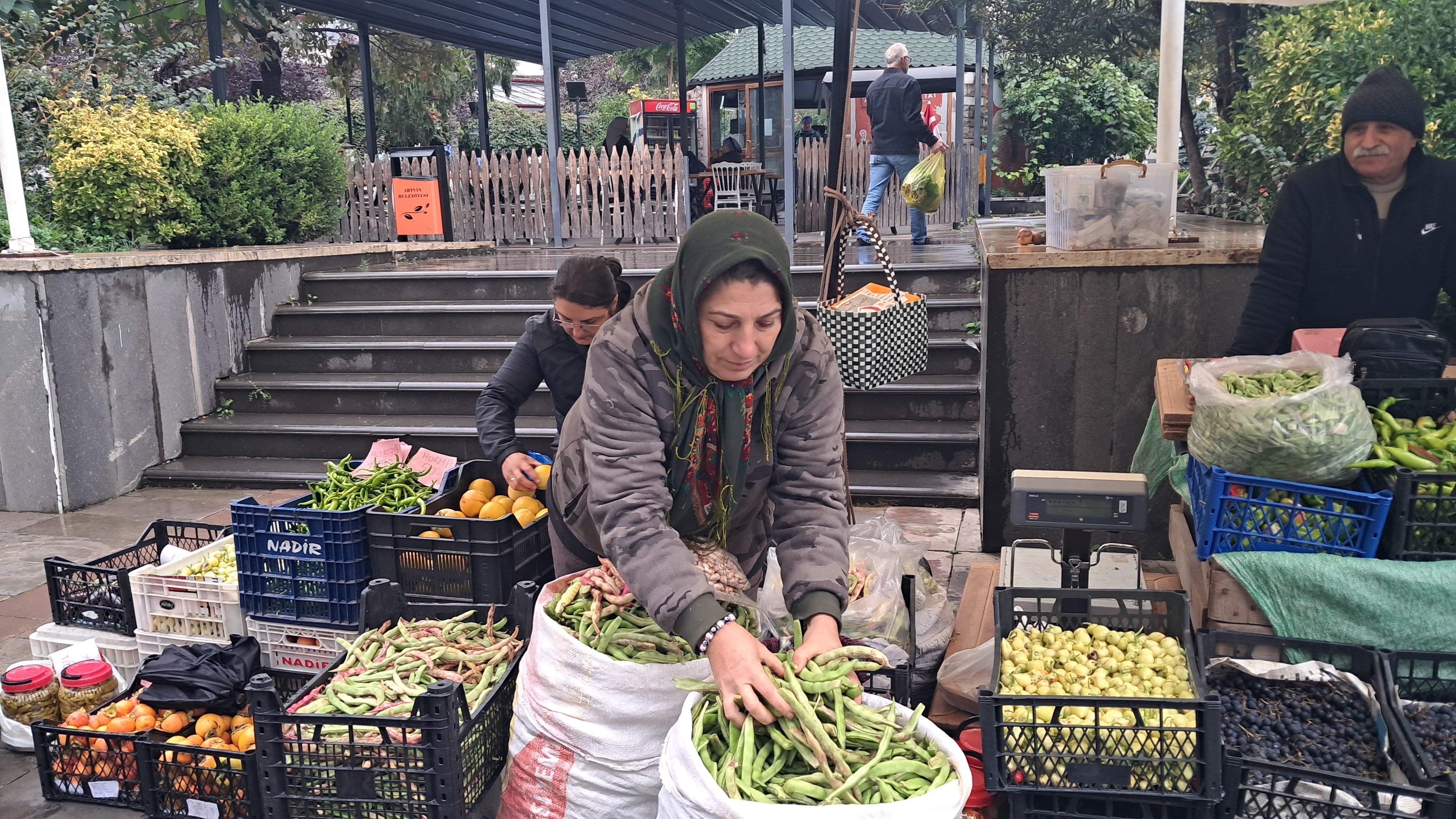 Pazarda alışveriş yapan yaşlı vatandaşlar