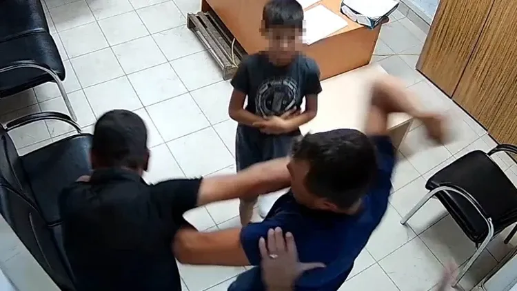 Karakolda çocuğunun önünde 'Kayıpbirader' dayağı