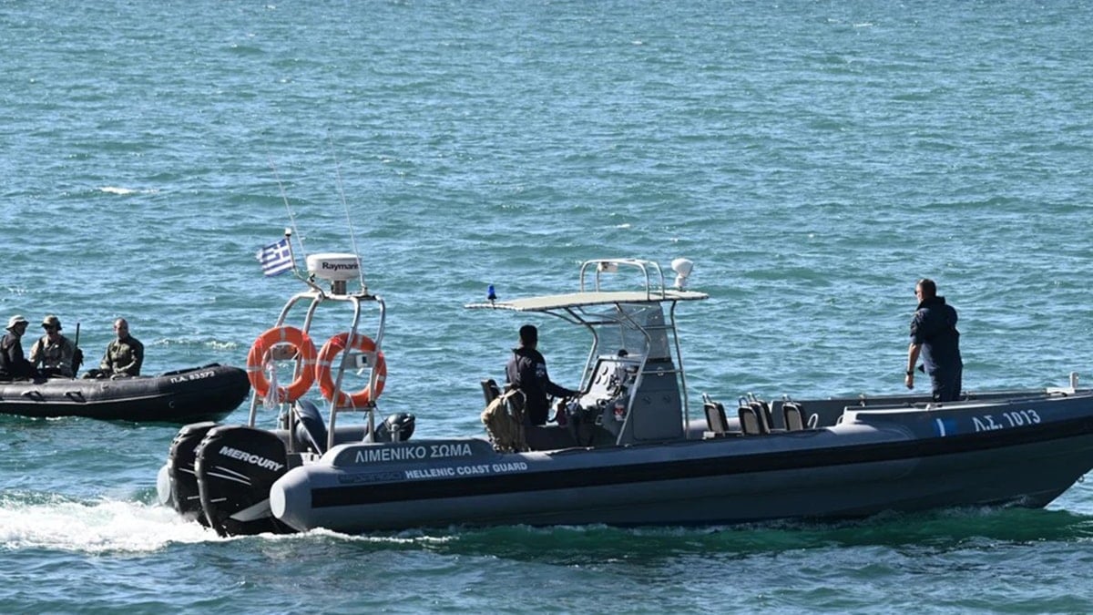 Fethiye açıklarında göçmenlerin bulunduğu lastik bot battı