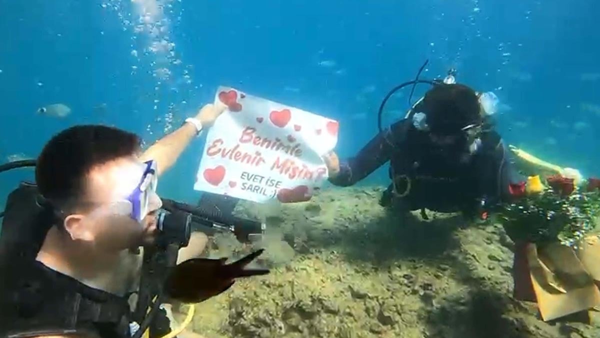 Deniz altında sürpriz evlilik teklifi