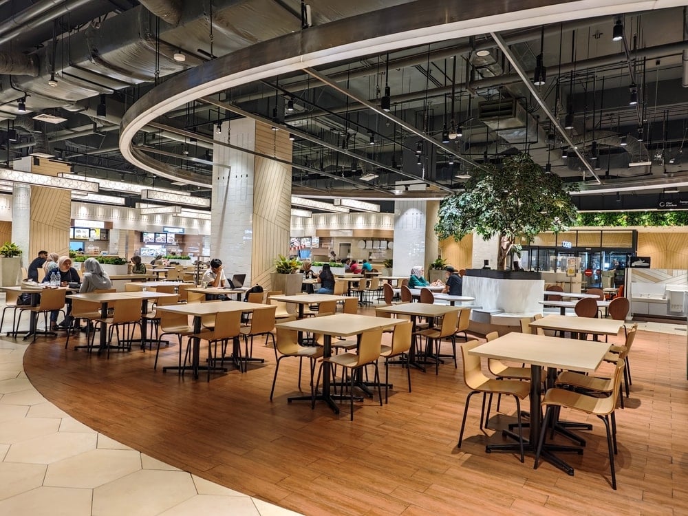 AVM içinde boş masalar ve azalan müşteri hareketliliği