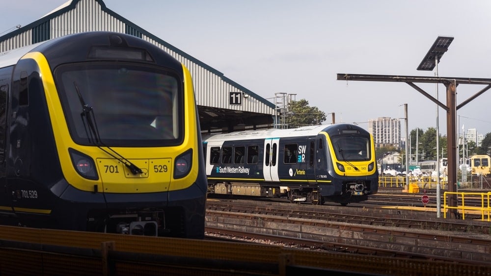 Tren ve istasyon görüntüsü