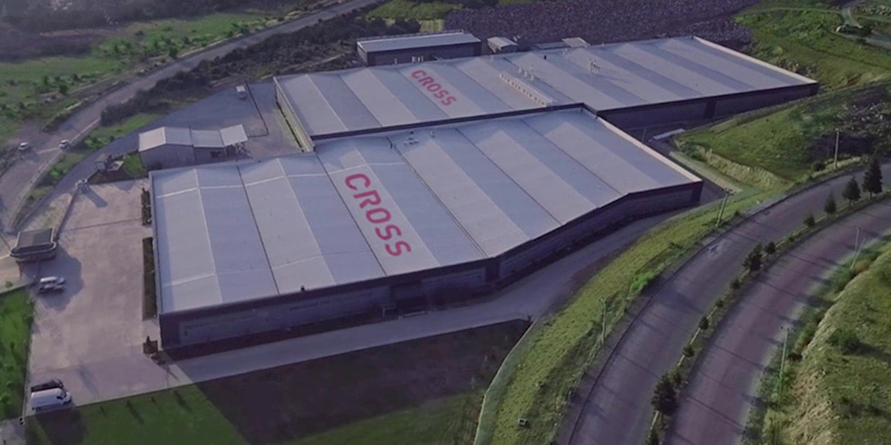 CRS Kot fabrikasında toplanan işçiler