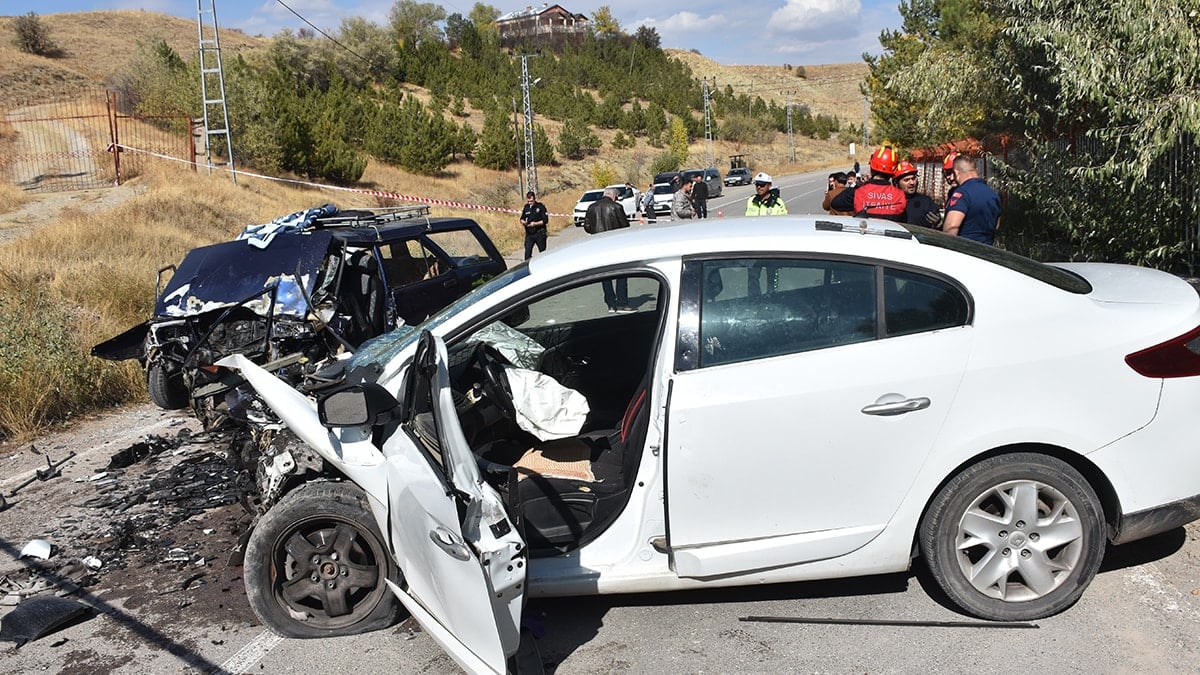 Sivas'ta otomobiller çarpıştı: Bir kişi öldü